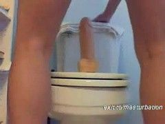 Spitze Hausfrau fickt mit dem Dildo